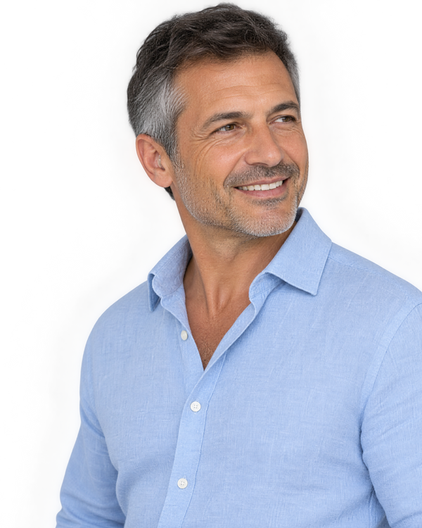 Uomo sorridente che indossa OREVA